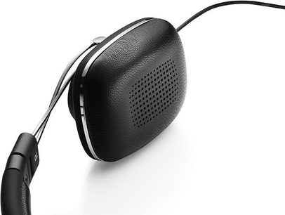 Sluchátka Bowers & Wilkins P3 S2 černá, pohled z levého profilu, oválná perforovaná mušle, tenký hlavový most a opletený kabel
