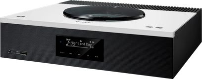 Visokokakovostni CD predvajalnik Technics SA-C600EG6W, pogled v perspektivi, pravokotno ohišje, bel zgornji del, črna sprednja plošča, digitalni zaslon, na dotik občutljivi gumbi, USB priključek, priključek za slušalke