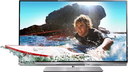 Philips 42PFL6877H-tv, der viser en smilende ung dreng, som surfer på et rødt surfbræt i sprøjtende bølger