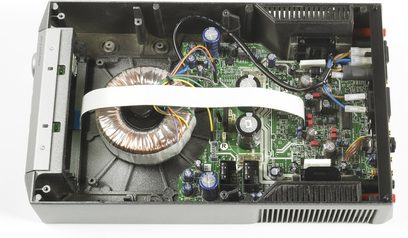 Cyrus 6 VS2 stereo hi-fi forstærker, set ovenfra indvendigt, elektroniske kredsløb, komponenter, kabling og toroidaltransformer