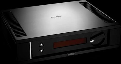Rega Osiris zwarte stereo hi-fi versterker, gedeeltelijk bovenaanzicht, voorzijde met knoppen en rood display