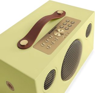 Diffusore connesso Audio Pro C5 MKII W Classic giallo pallido, con maniglia marrone, comandi dorati e tre griglie frontali
