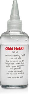 Průhledná plastová lahvička s 50 ml koncentrovaného čisticího roztoku na vinylové desky značky Okki Nokki