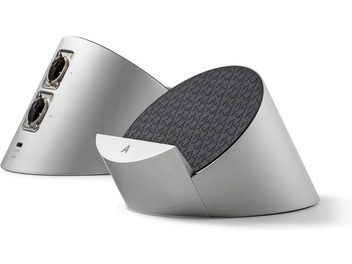 Silverfärgad Astell&Kern AK Cradle-docka med texturerad svart yta och bakre ljudanslutningar