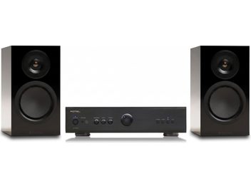 Integrert svart Rotel A11MKII-forsterker flankert av to svarte Monitor Audio-bokhyllehøyttalere