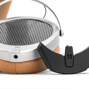 Åben hi-fi hovedtelefon Hifiman Deva i sølv og sort, set fra venstre profil. Cirkulære gittrede transducere, polstret hovedbøjle