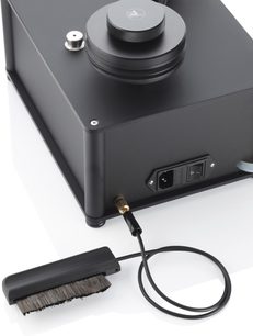 ClearAudio Smart dviguba matricos juoda plokštelių plovimo mašina, trijų ketvirčių vaizdas su laidu sujungtu valymo šepetėliu