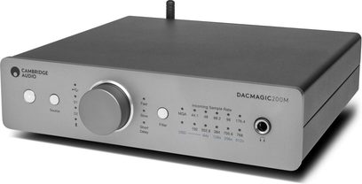 Cambridge Audio DacMagic 200M sølv audio-DAC-konverter, frontvisning, rektangulær grå boks med knapper og skjerm