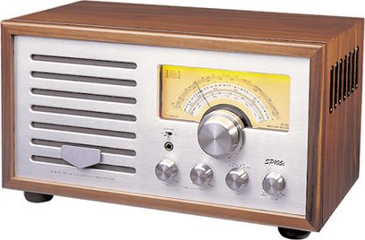 Radio Cayin SP-105i třešeň, pohled zepředu, žlutý analogový ciferník, 4 stříbrná tlačítka, mřížka reproduktoru, dřevěné pouzdro