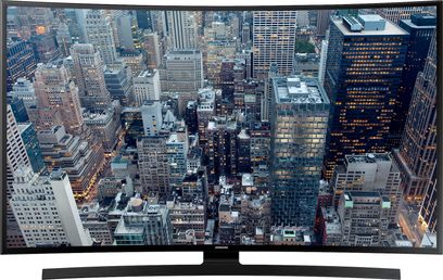 Samsung UE48JU6640 TV set forfra, der viser en tætbefolket by med oplyste skyskrabere om natten, smal sort ramme, centralt fod-stativ