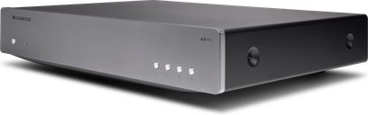 Cambridge Audio AXN10 netværksaudioafspiller i sølv, forside med knapper, indikatorer og hovedtelefonstik, set fra en trekvartvinkel