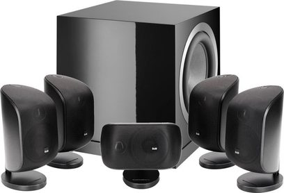 Pakke med kompakte Bowers & Wilkins MT80-D højtalere i sort lak, 5 sorte højtalere, 1 sort kubisk basreflekskabinet