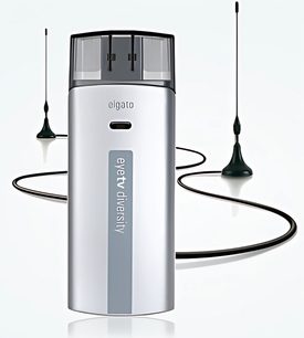 Stříbrný USB-C klíč Elgato EyeTV Diversity se dvěma černými anténami, na černém podstavci se zahnutými kabely