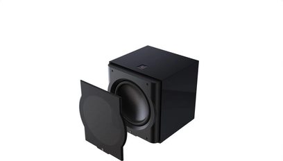 Svart subwoofer med blank finish, kubisk form, synlig sirkulær høyttaler, svart avtakbar grill i forgrunnen, trekvartsvinkel