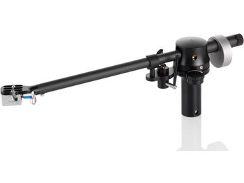 Mat siyah karbon fiber okuma kolu, gümüş renkli metal bir standa monte edilmiş, karşı ağırlıklı ve kabloları görünür şekilde