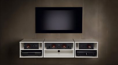 Mobile audio-video Unnu Classic Series Modello 211 grande, legno bianco, tre moduli a parete con mensole aperte, vista frontale