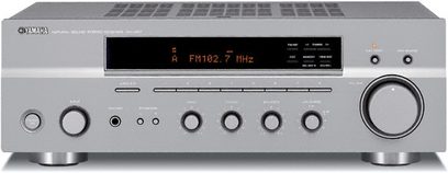 Yamaha RX-397 sølvfarvet stereo hi-fi-forstærker, set forfra, digitalt display, knapper og drejeknapper til justering