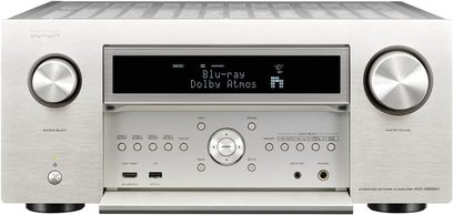 Denon AVC-X8500HA sidabrinės spalvos namų kino stiprintuvas, priekinis vaizdas, mėlynas ekranas, mygtukai ir rankenėlės, dvi ausinių lizdai priekyje
