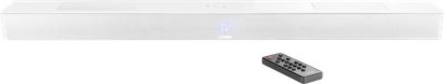 Bílý matný soundbar Canton Smart Soundbar 10 zepředu s televizní obrazovkou a černým dálkovým ovladačem