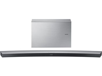 Soundbar Samsung HW-J8501 v metalicky šedé barvě, pohled zepředu, umístěná na šedém povrchu