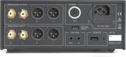 Højkvalitets hovedtelefonforforstærker HP-10 Deluxe sort, bagsidevisning, RCA- og XLR-stik til analoge indgange/udgange, digital USB-C-indgang, GN Link-porte, PSU-stik, AC-strømstik, mærkat "Made in Italy".