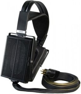 Åben STAX SR-507 hi-fi hovedtelefon i sort med rektangulære transducere, polstret hovedbøjle og spiralformet kabel, der tilsluttes en strømforsyningsboks