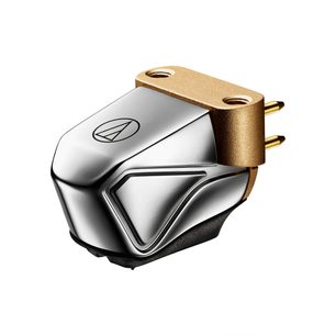 Hi-fi gramofonová přenoska Audio Technica AT-ART20 v detailním záběru, chromované kovové tělo a zlatý držák se zadními piny