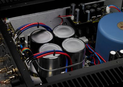 Parasound JC 5 sort forstærker, indvendigt syn af elektroniske komponenter, farvede kabler, cylindriske sølvfarvede kondensatorer
