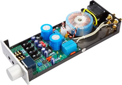 Předzesilovač sluchátek Lehmann Audio Linear stříbrný, tištěný obvod s elektronickými součástkami, toroidní transformátor a konektory, pohled shora