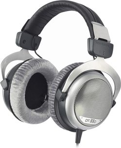 Beyerdynamic DT880 åbne hi-fi-hovedtelefoner i grå og sort, set fra trekvart venstre side, runde ørekopper og polstret hovedbøjle