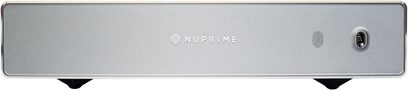 Zesilovač Nuprime AMG One stříbrný, pohled zepředu, minimalistický přední panel s logem a výstupem pro sluchátka