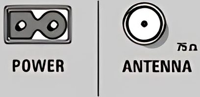 To grå piktogrammer på hvid baggrund: et elektrisk stik med teksten "POWER" og en parabolantenne med teksten "ANTENNA"