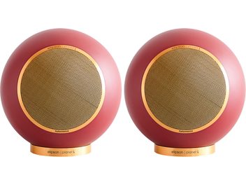 Diffusori da scaffale sferici bordeaux con griglie dorate circolari e basi contrassegnate "elipson planet L Performance".