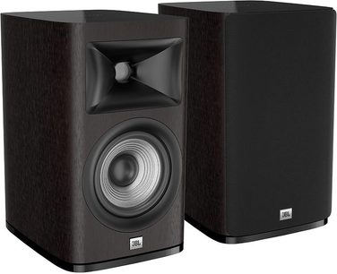 To JBL Studio 620 bogreolhøjttalere i mørk valnød, set forfra, i mørkt træ med sorte højttalere og sølvfarvede diskanter