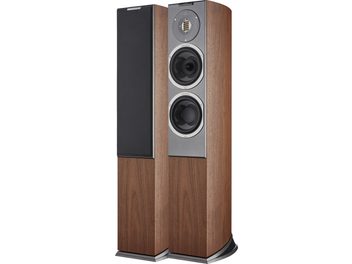 Vista tre quarti anteriore di una coppia di diffusori da pavimento AudioVector R3 Avantgarde in noce con finitura in legno marrone, frontale grigio con tweeter a nastro e due altoparlanti circolari visibili su uno, mentre l’altro è dotato di griglia acustica nera
