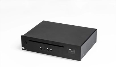 Lettore CD hi-fi Pro-Ject CD Box E nero, vista angolata, pannello frontale con fessura, 5 pulsanti circolari, display digitale a destra