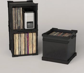HumminGuru FlexiCube 3 svarte moduler for vinylplater, stablebare oppbevaringskuber med plater i trekvart visning