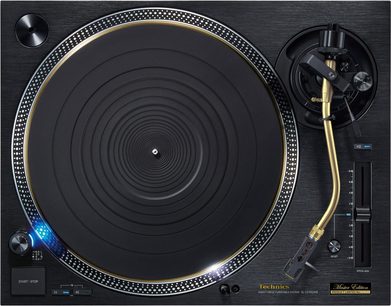 Gramofon Technics SL-1210GMEEK černý, pohled shora, velký kruhový talíř a zlaté raménko ve stylu DJ