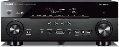 Yamaha RX-A740 sort hjemmebiografsforstærker, set forfra, blå skærm, knapper og stik på forsiden, to sideknapper