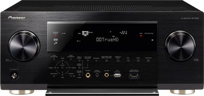 Pioneer SC-2023-K sort hjemmebiografsforstærker, set forfra, sort front med LCD-skærm, sølvfarvede knapper og drejeknapper, 2 drejeknopper