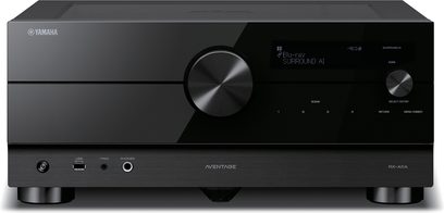Yamaha RX-A6A fekete házimozi erősítő, elölnézet, kék "Blu-ray SURROUND AI" kijelzővel, látható gombokkal és csatlakozókkal