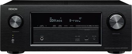 Amplificatore home theater nero Denon AVR-X2300W visto frontalmente, display blu, pannello frontale in alluminio spazzolato
