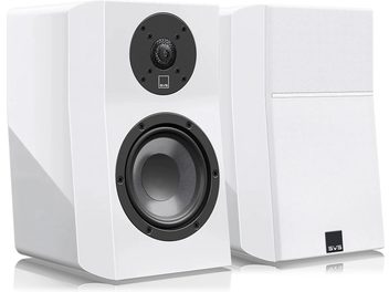 SVS Ultra Evolution Nano beyaz cilalı kütüphane hoparlörü, ön ve yan görünüm, siyah tweeter ve woofer