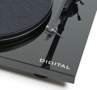 Pro-Ject Essential II Digital sort lakeret pladespiller, set fra siden, tonarm med pickup og modvægt