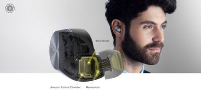 Technics EAH-AZ60 sorte åbne hi-fi-hovedtelefoner i sort båret af en skægget mand, trådløse in-ear-hovedtelefoner med opladningsetui