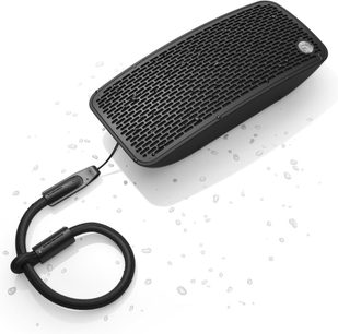 Bærbar Bluetooth-højttaler Audio Pro P5 i sort, med sort gitter, tilsluttet et sort flettet kabel med jackstik