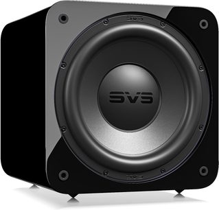 Subwoofer SVS SB-3000 R|Evolution v černém klavírním laku, pohled z předního tříčtvrtečního úhlu, s velkým viditelným kruhovým reproduktorem