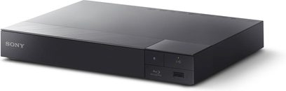 4K Blu-ray-afspiller Sony BDP-S6700, set i perspektiv, sort rektangulært kabinet, Sony-logo til venstre, knapper og USB-port til højre