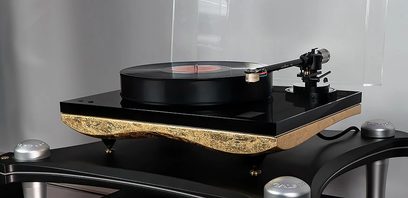 Hi-Fi вініловий програвач Gold Note Mediterraneo з золотим листом, тонармом B7 ceramic, чорним диском, золотистими дерев'яними плінтусами, вигляд спереду