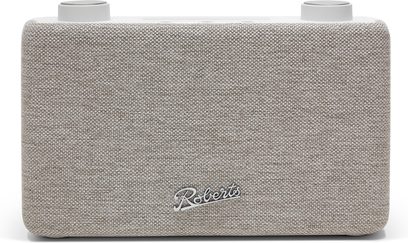 Radio de sobremesa Roberts Play 11 en color crema con tejido texturizado, frontal rectangular con esquinas redondeadas, logo metálico en la parte inferior derecha y dos ruedas blancas en la parte superior, vista frontal